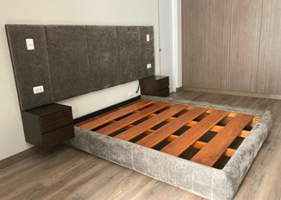 Cama, veladores y cabecera tapizada