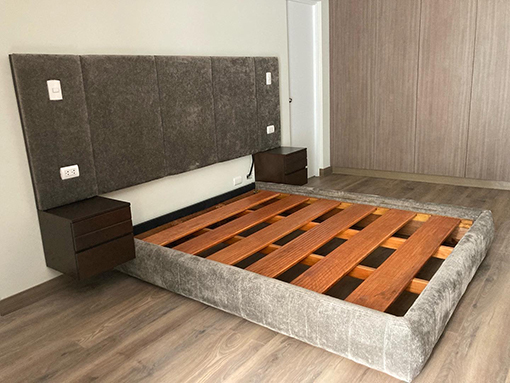 Cama, veladores y cabecera tapizada